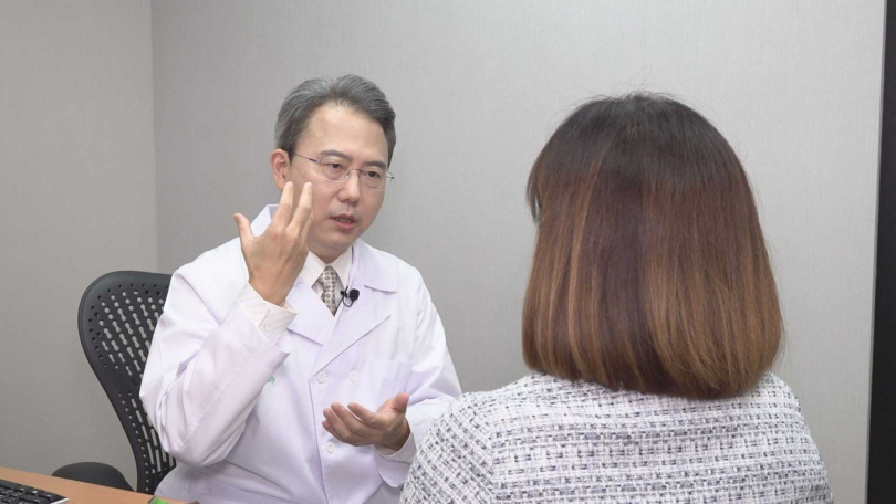 王修含醫師說明，鳳凰電波兼顧加熱深度與有效溫度的特性，可幫助膠原蛋白新生與重組並同時收緊。（圖／CTWANT影音組拍攝）