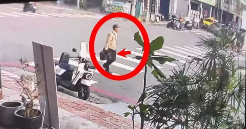 警方調閱監視器畫面發現，張嫌曾在2月3日上午8時許騎腳踏車外出，右手拎著黑色垃圾袋徒步去丟垃圾。（圖／翻攝畫面）