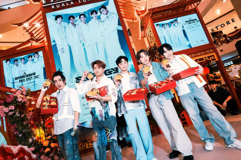 Energy入境隨俗準備柑橘娃娃與粉絲過元宵節。（圖／相信音樂提供）