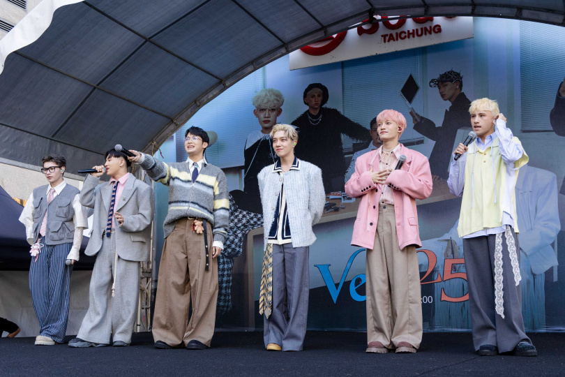 孟維（左1）的媽媽帶著妹妹驚喜從桃園南下悄悄現身簽唱會。（圖／踢帕娛樂提供）