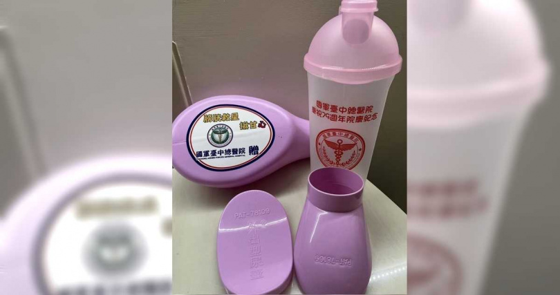 國軍台中總醫院全院職工在院慶前夕收到收到俗稱膀胱救星的攜帶式尿壼，引發討論。（翻攝自Threads）