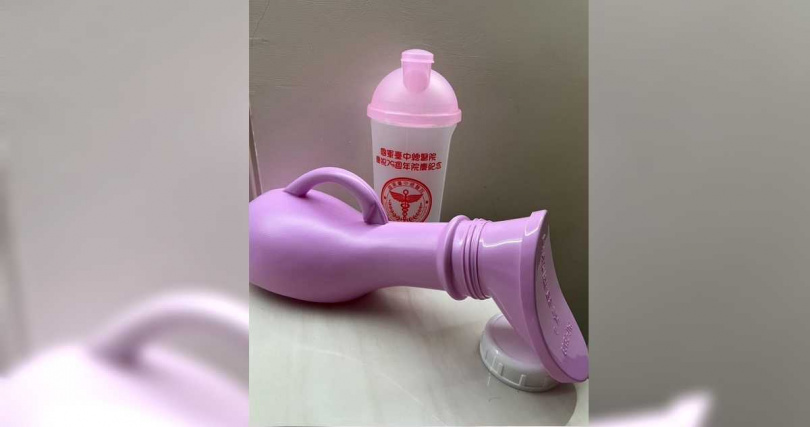 國軍台中總醫院全院職工在院慶前夕收到收到俗稱膀胱救星的攜帶式尿壼，引發討論。（翻攝自Threads）