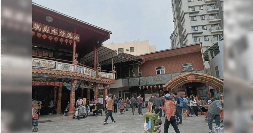 大甲媽祖昨（4）日晚間起駕，9天8夜遶境進香活動正式展開，許多香客已進入彰化縣境，彰化市湳浘修水岩也開放讓信眾在此稍事休息後再出發。（彰化市清潔隊提供／葉靜美彰化傳真）