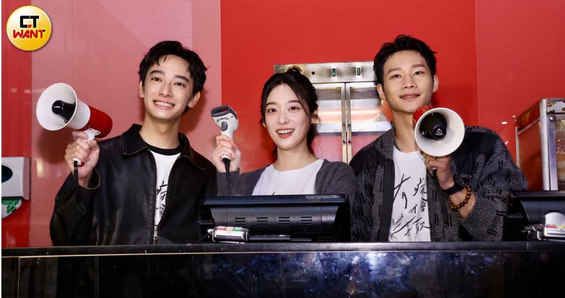 劉修甫(左起)、江齊、黃冠智出席一日店長活動。(圖/焦正德攝)