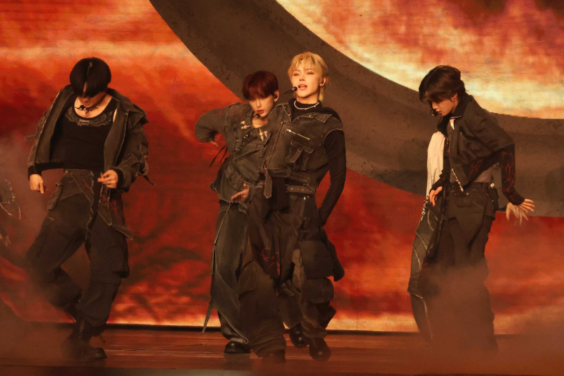 王奕翔（中）此趟除了開演唱會，還帶著隊友回家吃媽媽煮的菜。（圖／焦正德攝）