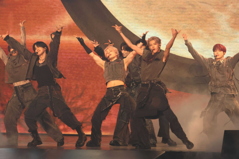 &TEAM一連演唱〈GO IN BLIND〉、〈RUNNING WITH PACK〉、〈SCENT OF YOU〉三首歌作為開場。（圖／焦正德攝）