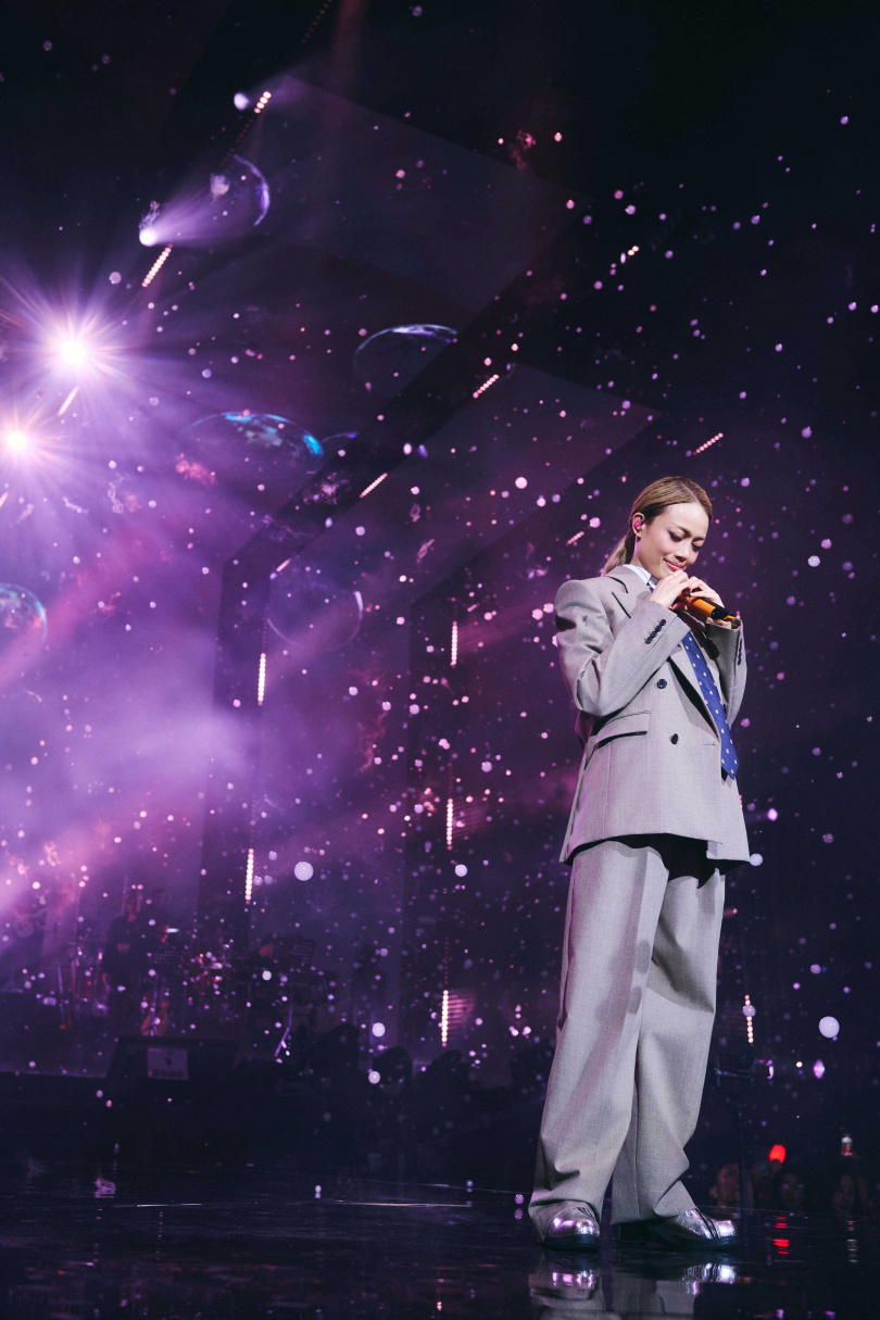 容祖兒在台上忍不住落淚。(圖/英皇娛樂提供)