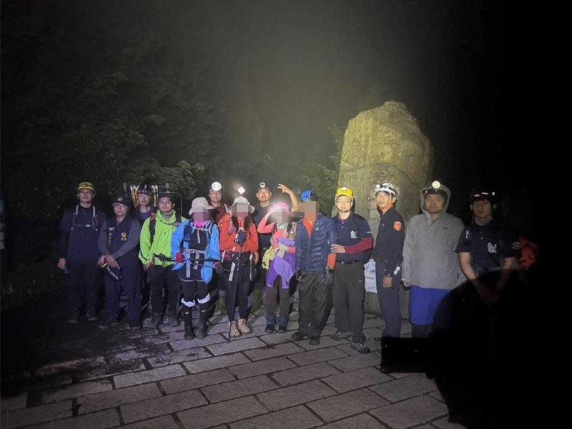 今凌晨零時30分,一行人抵達登山口,由消防隊救護車將馬姓領隊緊急送往嘉義基督教醫院就醫。(圖/竹崎分局提供)