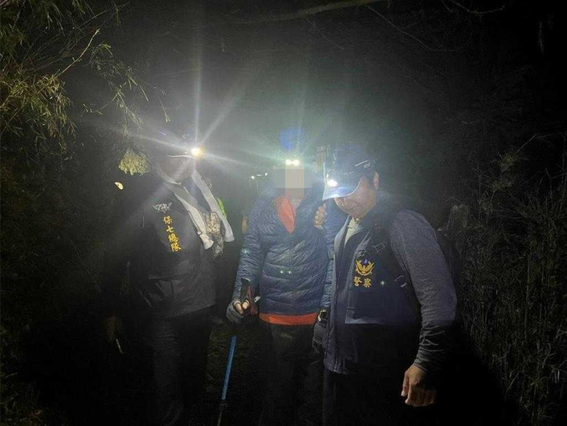 救援隊協助攙扶患者下山,今凌晨零時30分抵達登山口。(圖/竹崎分局提供)