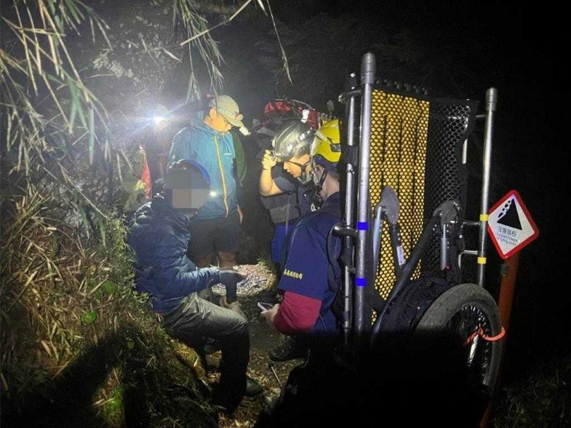 救援隊初步檢傷後,認有領隊有立即就醫必要,遂協助攙扶患者下山。(圖/竹崎分局提供)