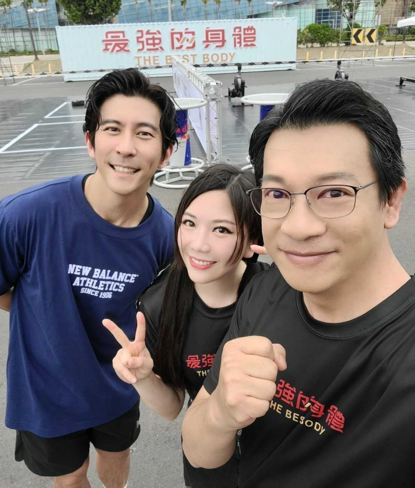 節目由徐展元(右)與蔡尚樺(中)主持。(圖/好看娛樂提供)