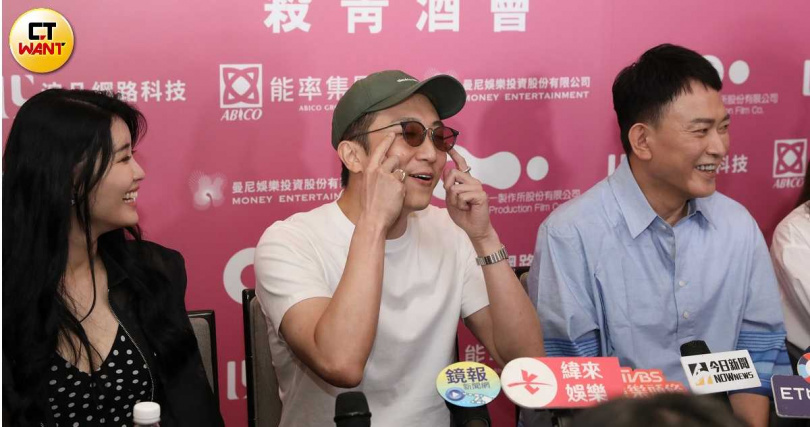 懷秋（左二）直接將萬金油擦在眼皮上。（圖／侯世駿攝）