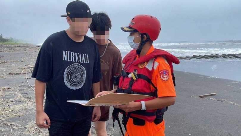 海巡署北部分署籲颱風期間勿試險觀浪，違規進入警戒區將依法舉發裁罰。（圖／海巡署提供）