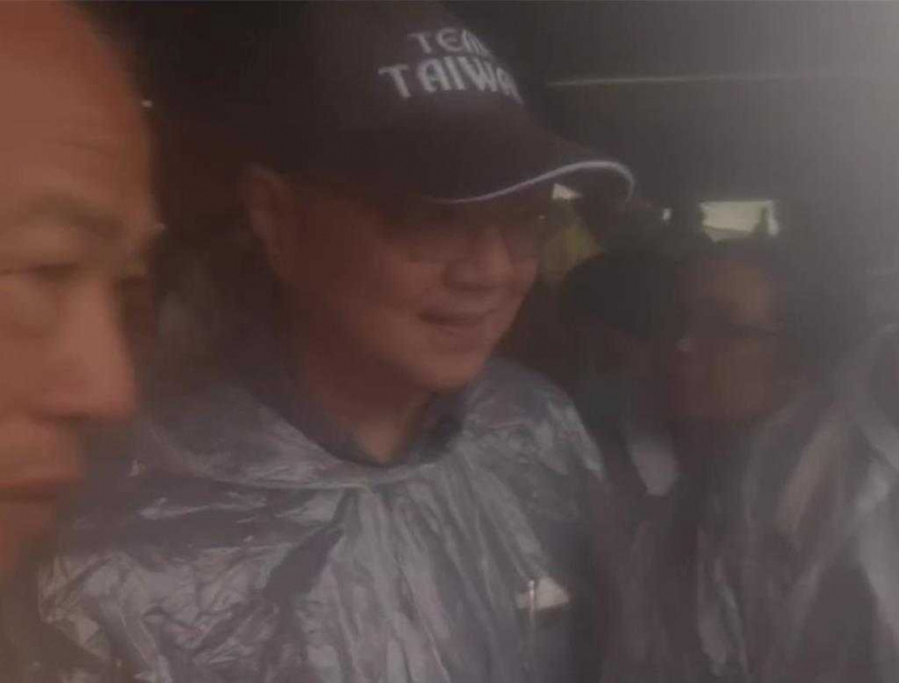 行政院長卓榮泰8日到新港鄉勘察網室蔬菜損失慘重，天候不佳，風強雨大又打雷閃電。（圖／中國時報廖素慧攝）