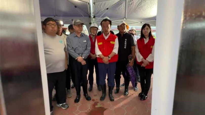 行政院長卓榮泰8日到嘉義布袋視察台電搶修電力情形。（圖／中國時報廖素慧攝）