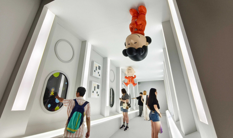 在太空互動體驗中民眾可透過觸碰螢幕找尋史努比身影以及相關彩蛋,展期票價450元。(圖/魏妤靜攝)