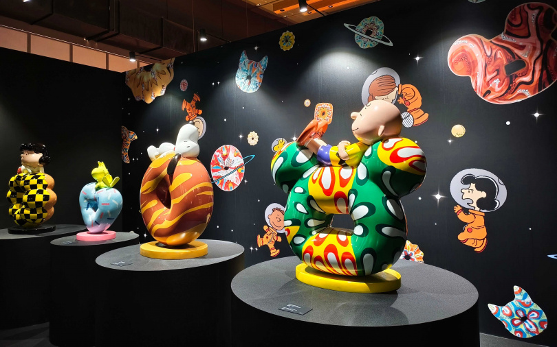 韓國藝術家金載容以擅長的甜甜圈彩色雕塑呈現《花生漫畫》各角色的悠然姿態。(圖/魏妤靜攝)