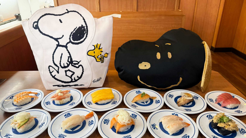 史努比迷消費300元可集1點,集滿11點可贈「史努比造型提袋」(左)、集滿15點贈「史努比造型抱枕」。(圖/藏壽司提供)