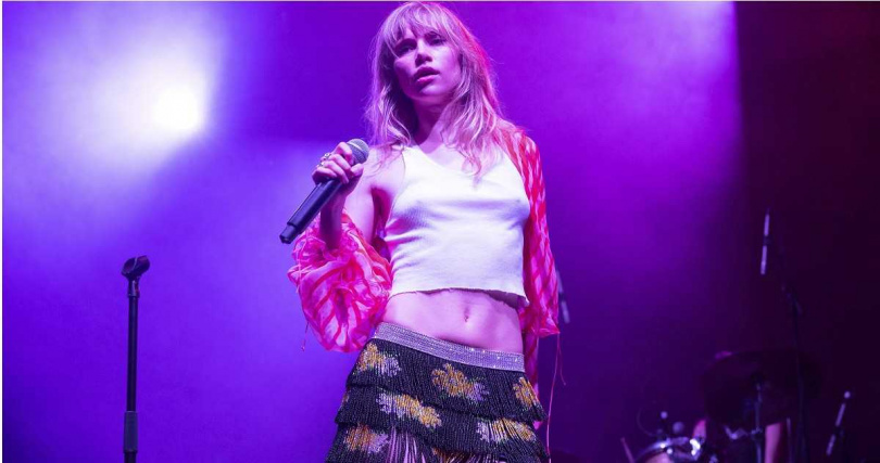 蘇琪沃特豪斯在巡演中穿著緊身皮褲，事後引發疝氣。