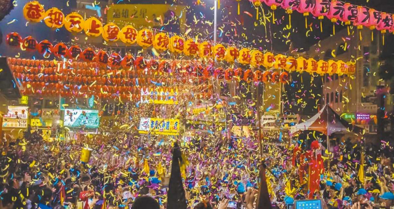 藍營人士指出，罷團雖揚言823集結台中，力拼罷免藍委顏寬恒，但基層宮廟信眾早對綠抹紅宗教交流不滿，將群起反罷助顏過關，圖為大甲媽繞境盛況（圖／報系資料照）