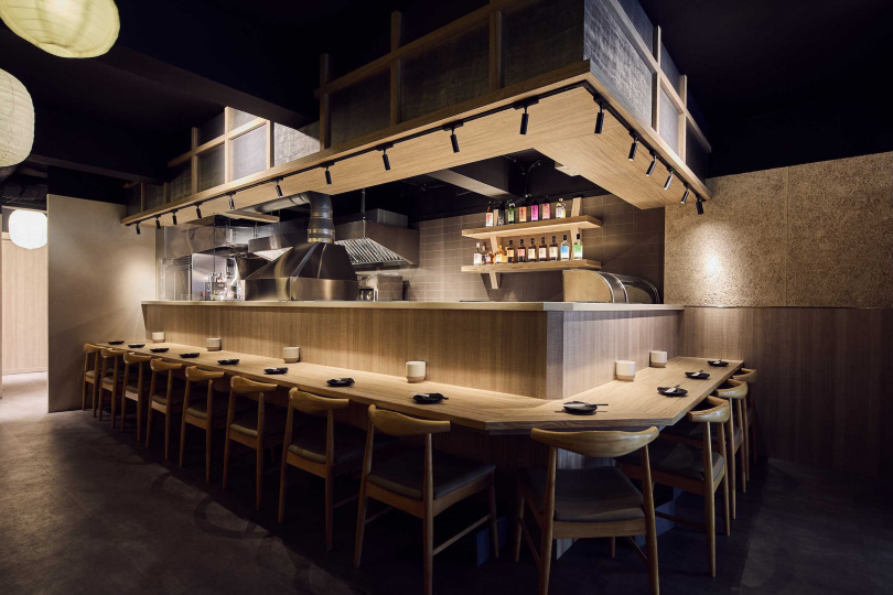 夜串坊空間由屢獲國內外設計獎項的「李陳國際設計」操刀，以木質長吧台與米色人造石檯面為基調，鋪陳出輕鬆沉穩的風格。（圖／夜串坊提供）