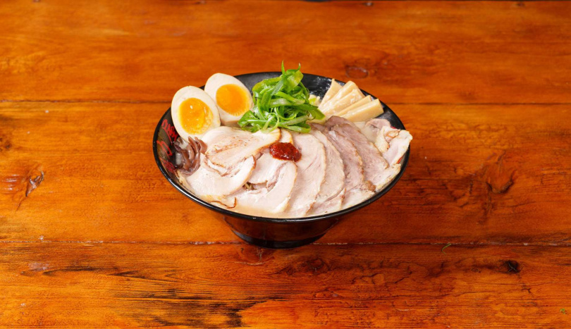 魁力屋除了為台灣推出「京都雞白湯醬油」拉麵，還有燒豚叉燒、雞胸叉燒雙重加量等奢侈選擇。（圖／擷取自魁力屋拉麵台灣粉專）