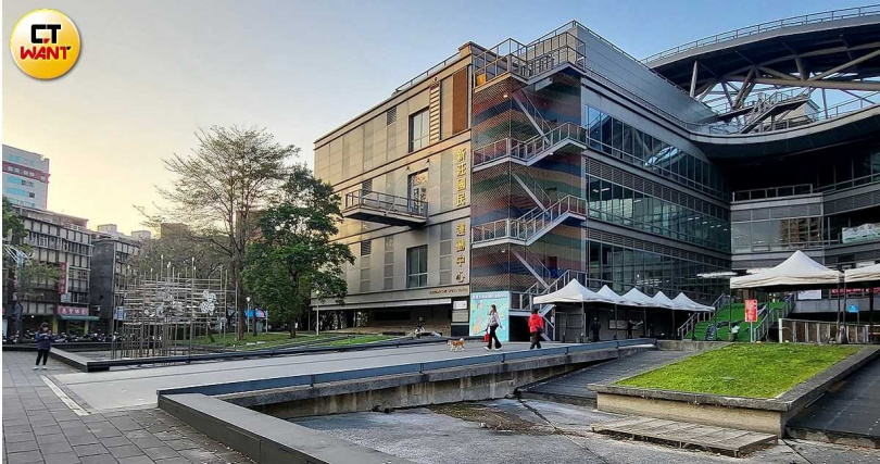 運動中心被列為各縣市重點政績，其中新北市內運動中心場館就因硬體條件差不多，有底氣由市府統一制定各項體育場館租金，減少了許多爭議。圖為新莊國民運動中心（圖／周志龍攝）