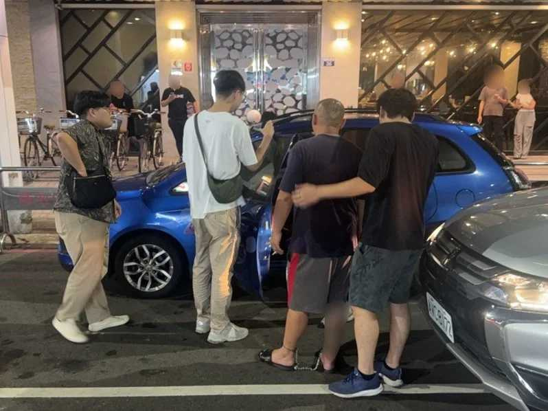 南投市中華路與自立路口6日發生糾紛死亡事故,女子趴引擎蓋上遭男友輾斃拖行亡。(圖/翻攝畫面)