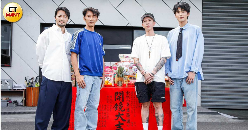 李李仁（左二）在《辛亥隧道》中演出致力研究「辛亥隧道」內靈異現象的教授，王品澔（右一）是他的學生。（圖／趙文彬攝）