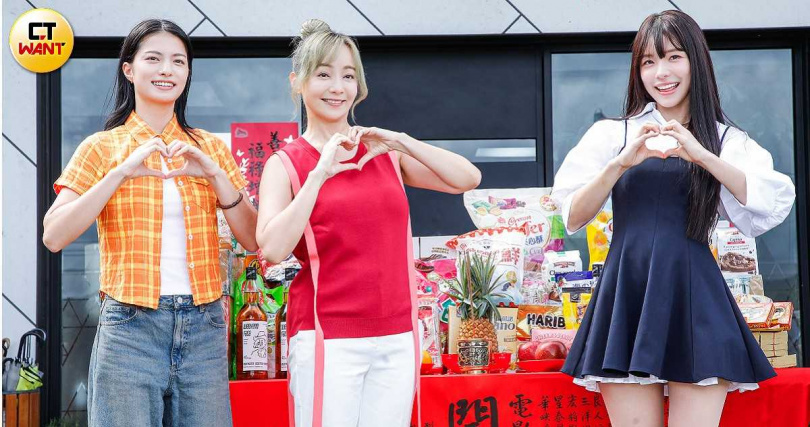李多慧（右）在片中飾演季芹（中）的女兒。左為新人蒲禾菲，角色是特殊的舞蹈家。（圖／趙文彬攝）