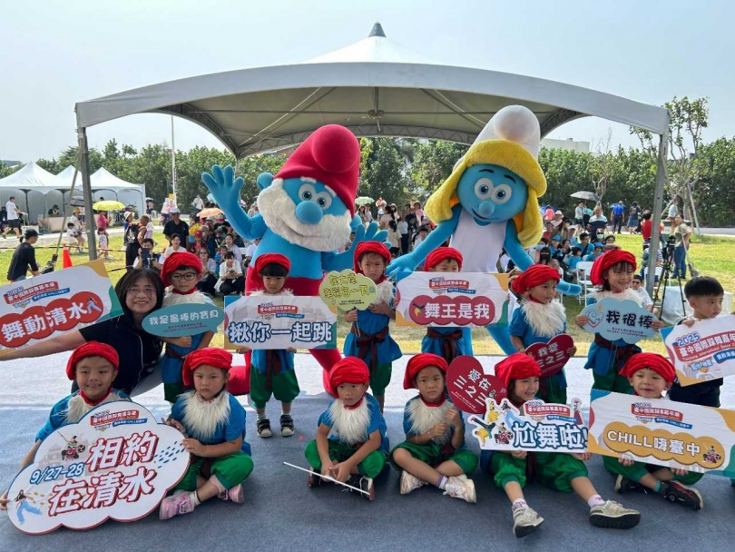 藍色小精靈快閃大安港媽祖文化園區。(圖/台中市政府提供)