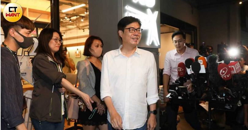 高雄市政府強調市長陳其邁(中)不會要求公務員填寫臉書等私人應用程式資訊。(圖/CTWant攝影組)