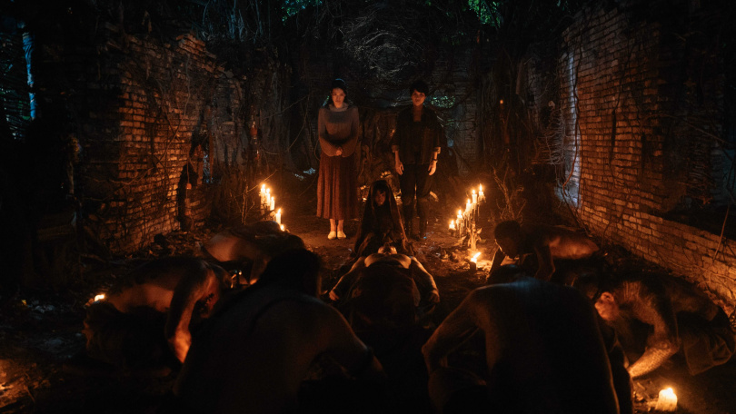 Netflix《回魂計》幕後花絮〈製作揭秘〉曝光，動作戲、場景打造全揭密。（圖／Netflix）