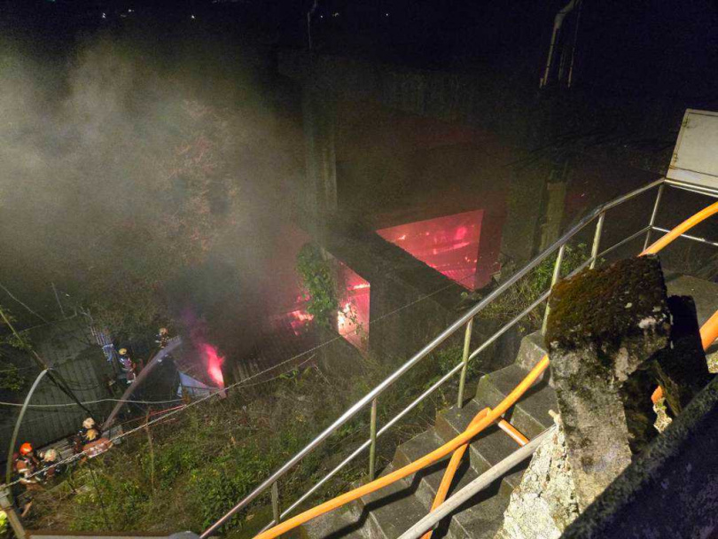 消防局出動26車56人,搶救新店鐵皮屋火警,呼籲民眾緊閉門窗防煙害。(圖/報系資料照)