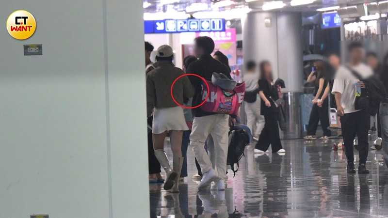 黃沐妍勾著男友的手準備出境。（圖／本刊攝影組）