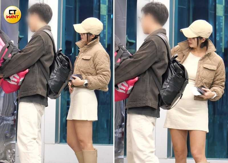 搭機前黃沐妍對著鏡子撫肚，還一直觀察自己肚子的側面線條。（圖／本刊攝影組）