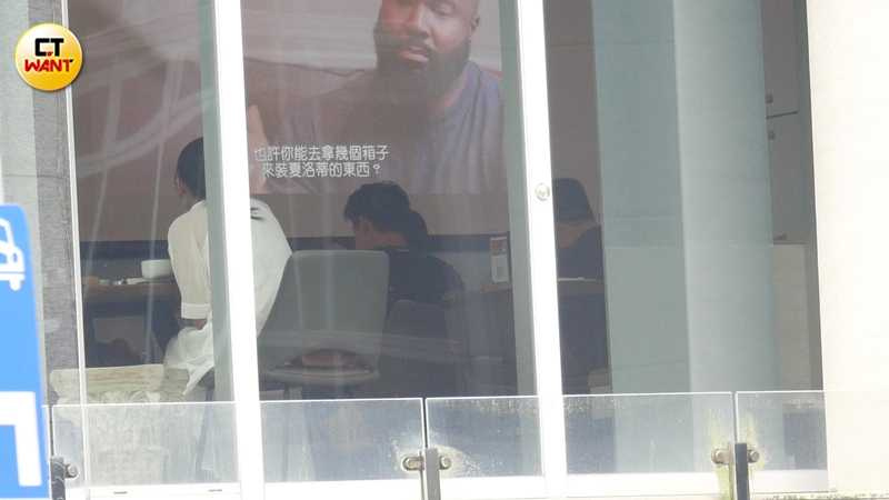 男友進餐廳與黃沐妍會和一起用餐。（圖／本刊攝影組）