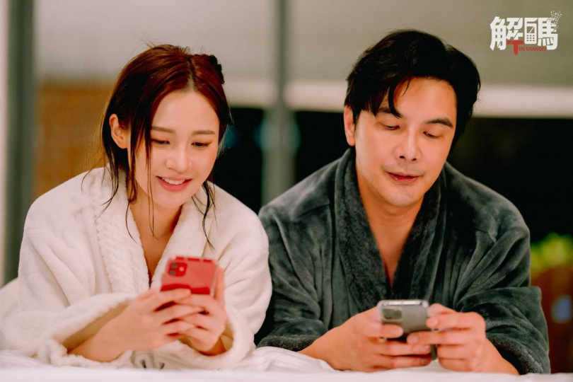謝佳見(右)與黃詩棋在《解碼》中有親蜜互動。（圖／獨具慧眼文創＆Enjoy TV）