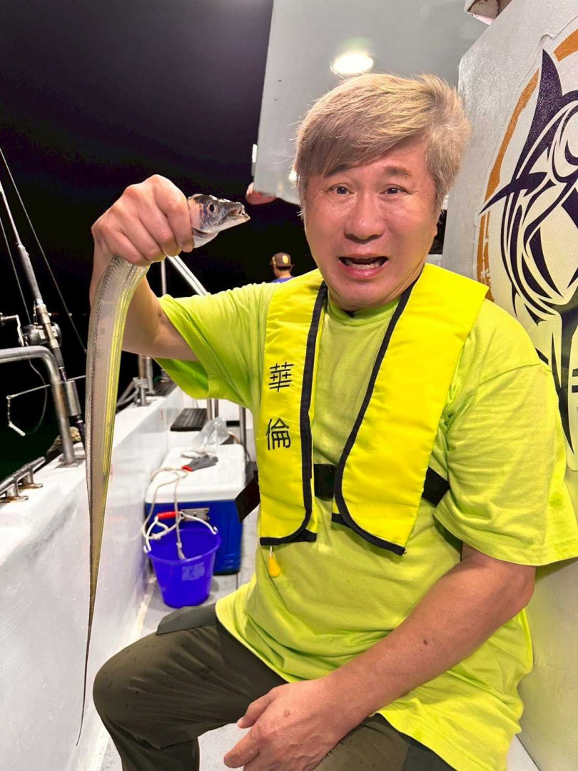 胡瓜成功捕獲魚，被老闆誇有天分。（圖／下面一位提供）