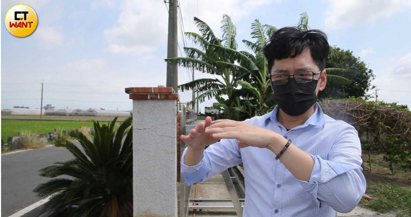 資深地政士蔡岳臻（圖）提醒，若要將農地改「種光電板」，未來繼承或買賣移轉時將不適用農地優稅，屆時土地增值稅恐會暴增「根本把出租利益都吐回去繳稅」。（圖／趙世勳攝）