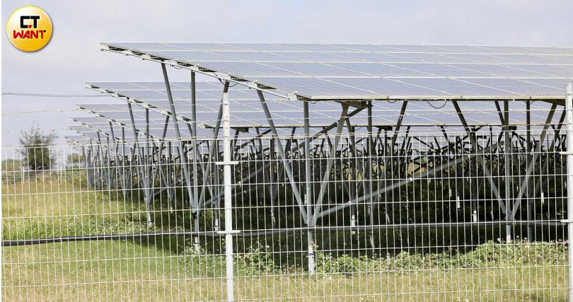 近年各地「種電」面積愈發擴大，這些土地除了在一定期間享免徵地價稅之外，背後可能的風險與成本，政府仍有責加強宣傳讓地主知情。（圖／方萬民攝）