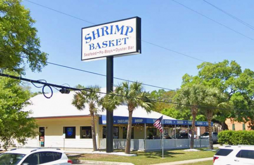 佛州彭薩科拉的Shrimp Basket餐廳，老顧客查理‧希克斯每日兩次前來用餐。（圖／Google Map）