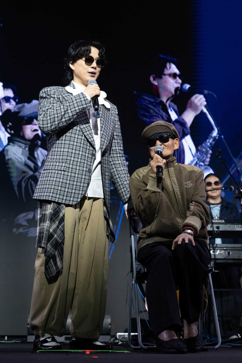 蕭煌奇與李炳輝合唱〈流浪到淡水〉。（圖／中華民國身心障礙者藝文推廣協會提供）