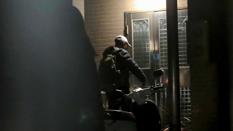 大批警力在張家外等候多時，也持搜索票入內調查。（圖／周志龍攝）