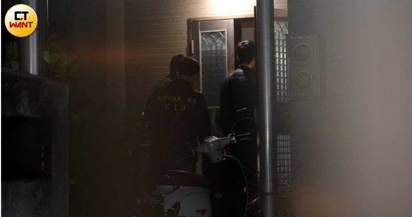 大批警力在張家外等候多時，也持搜索票入內調查。（圖／周志龍攝）
