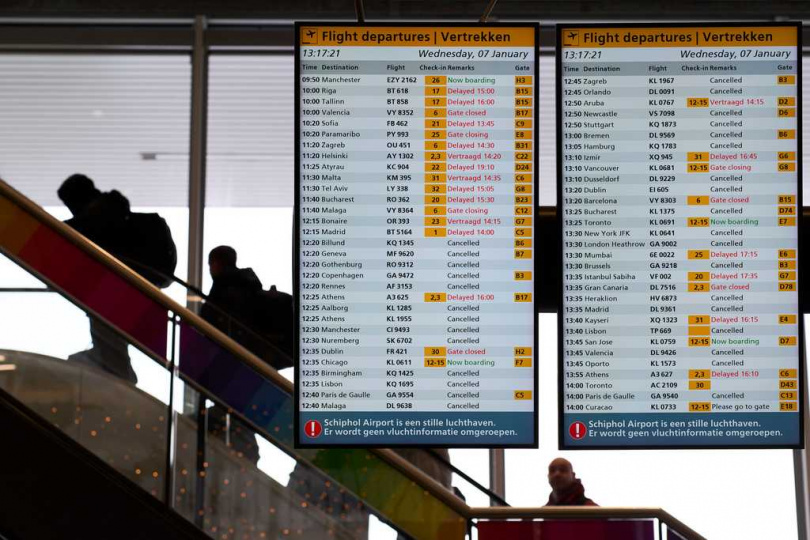 荷蘭阿姆斯特丹史基浦機場因暴風雪導致數百航班取消,大批旅客滯留機場內過夜。(示意圖/達志/美聯社)