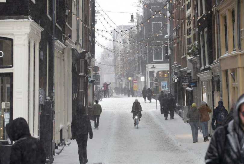 風雪肆虐下,市區街頭冷清,行人稀少,匈牙利一名女性因汽車在冰面打滑喪生,法國報告有5人死亡,波士尼亞亦有1人因天候意外身亡。(示意圖/達志/美聯社)