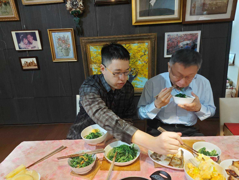 柯文哲兒子柯傅堯罕見露面。（圖／翻攝臉書／陳佩琪）