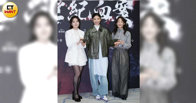 李千娜(中)飾演簡嫚書(右)小時候的媽媽角色。(圖/蘇聖倫攝)