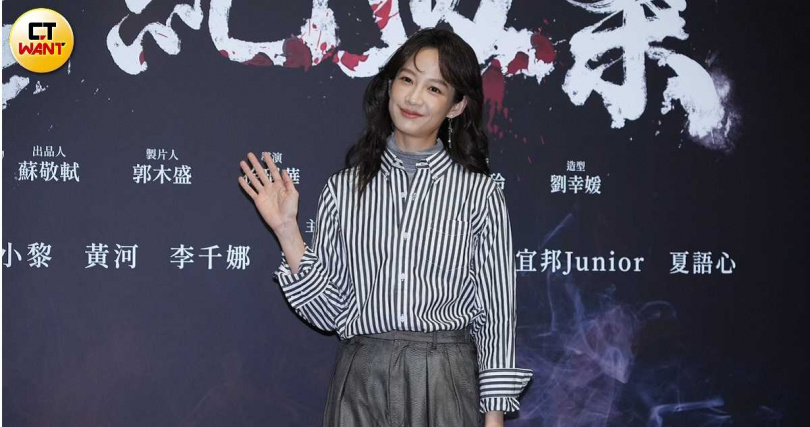 簡嫚書演出的記者角色。(圖/蘇聖倫攝)